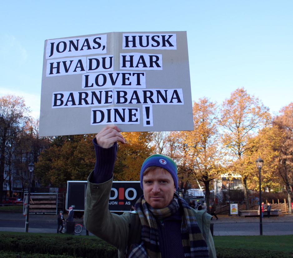 En mann med en plakat om Jonas Gahr Sr&oslash;re