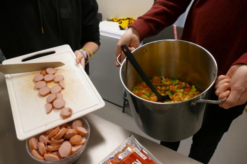 Bildet viser gr&oslash;nnsakssuppe og p&oslash;lsebiter.