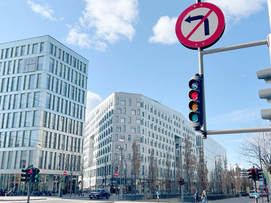 R&oslash;dt lys for syklister ved et veikryss i Bj&oslash;rvika