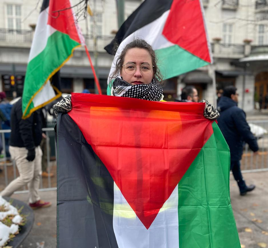Tale Hammer&oslash; Ellingv&aring;g holder Palestina-flagget stolt.