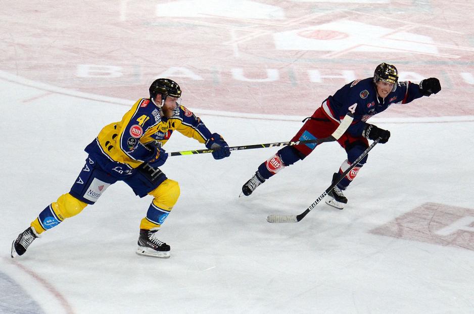 Patrick Thoresen og Mathis Olimb p&aring; isen i hver sin gullhjelm