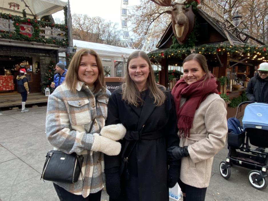 Tre jenter i 20-&aring;rene er p&aring; julemarked p&aring; Karl Johan