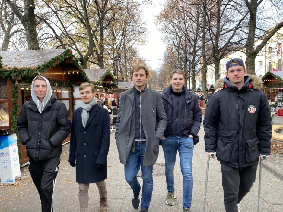 Fem gutter i tidlig 20-&aring;rene g&aring;r p&aring; linje mot kamera. 