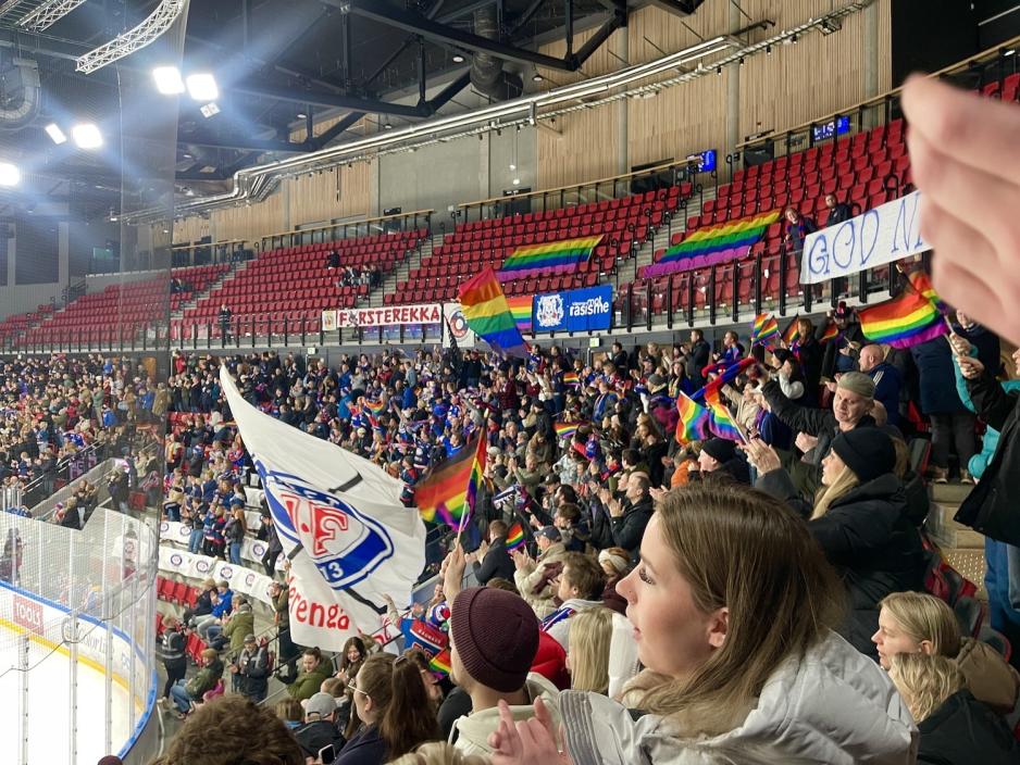 Folk som ser p&aring; ishockeykamp.