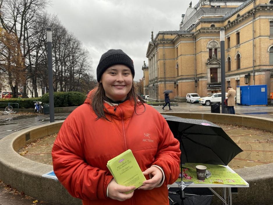 Tina Dale st&aring;r smilende foran bordet sitt.