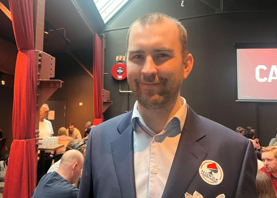Mann i m&oslash;rk dress som smiler.