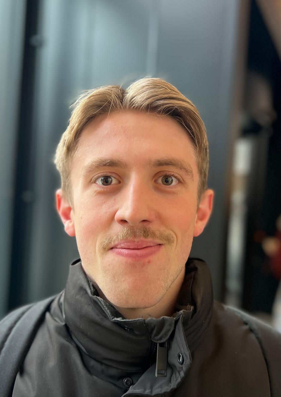 Mann med blondt rett h&aring;r, lys bart og ellers skjeggstubb