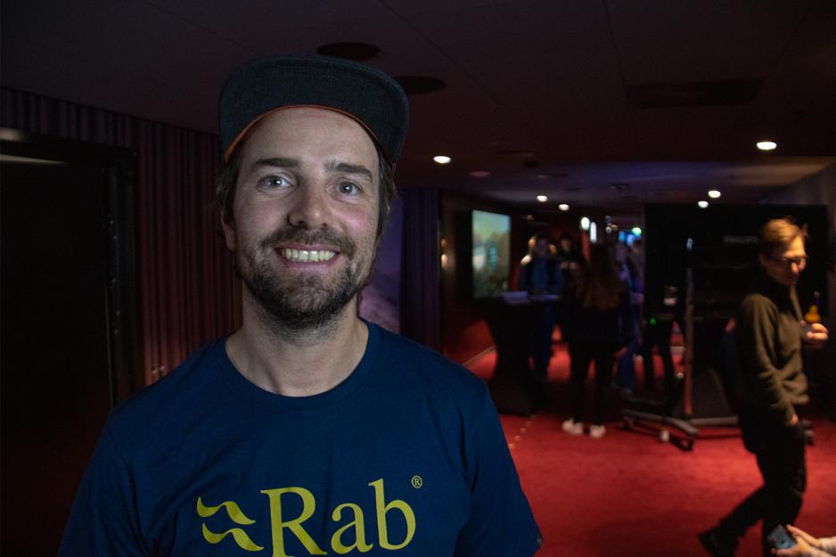 Mann med skjegg, caps og bl&aring; t-skjorte