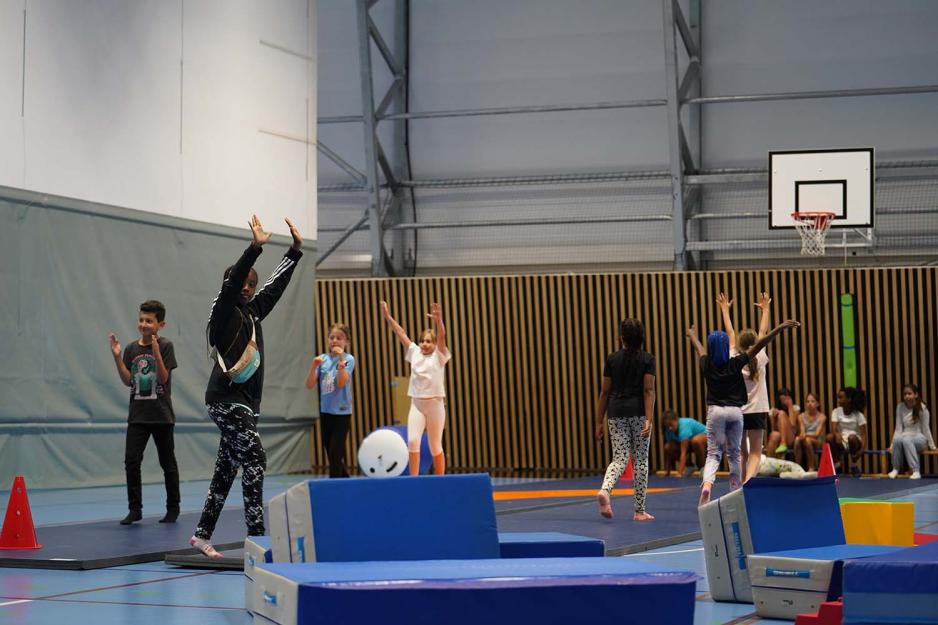 Ungdom spiller basketball i T&oslash;yen Arena