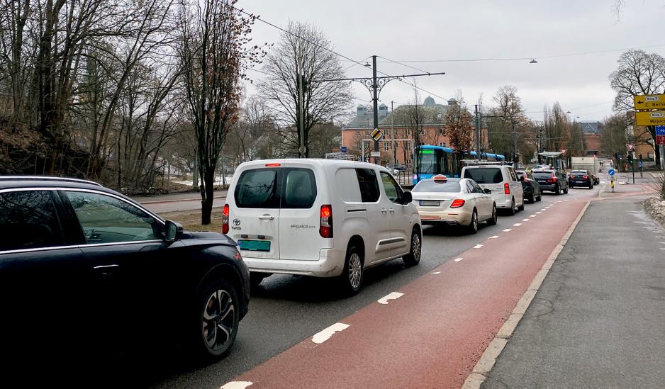 Biler st&aring;r i k&oslash; og venter p&aring; gr&oslash;nt lys