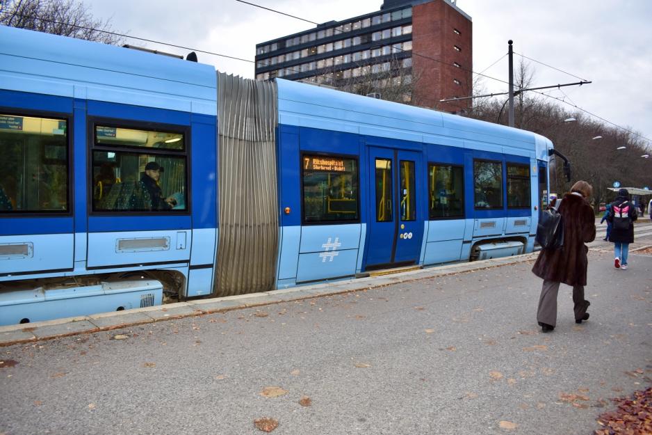 Bl&aring; trikk i rute mot Rikshospitalet. Trikken er verken overfylt eller tom. 