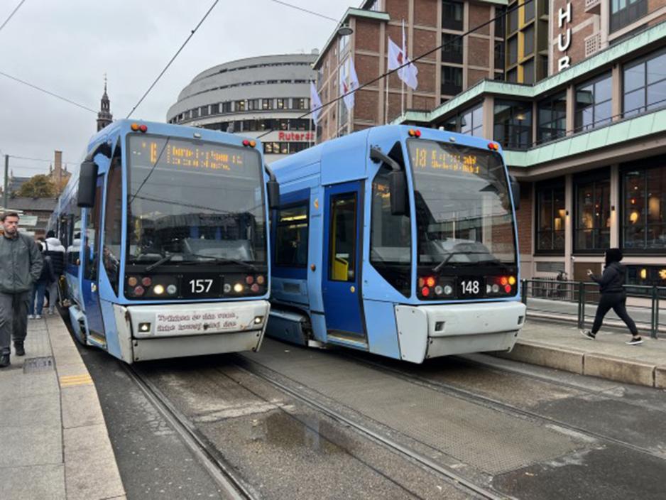 Her ser vi to trikker som m&oslash;ter hverandre i Oslo sentrum.
