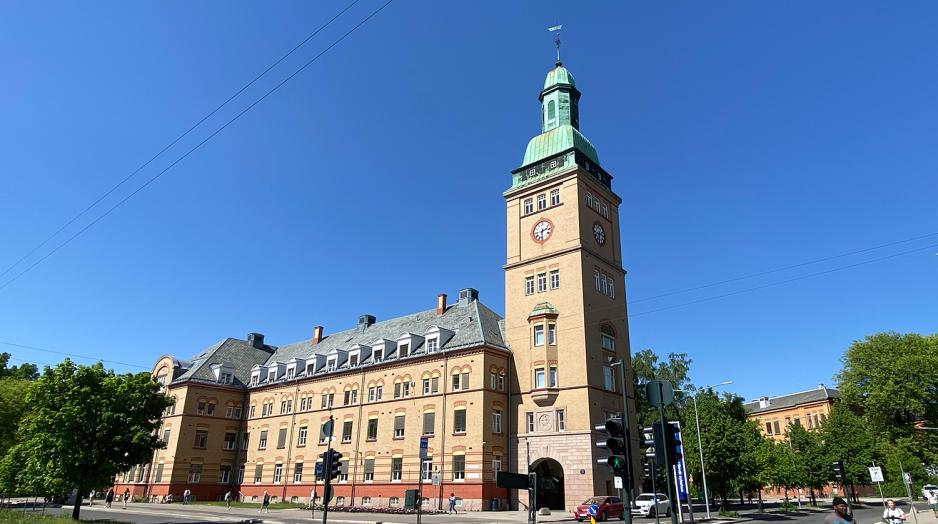 Et av de mest kjente byggene p&aring; Ullev&aring;l sykehus. Solfylt v&aelig;r. Bygget er lyst og har gr&oslash;nt tak. 