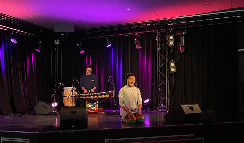 Bildet viser Maria Lotus Karlsen og Xander Crook p&aring; scenen p&aring; Popsenteret. 