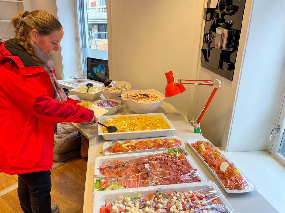 Bes&oslash;kende Ann Kristin Martinsen forsyner seg fra tapasbordet.