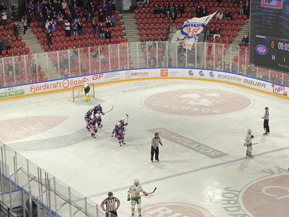 V&aring;lerenga-spillerne feirer scoring