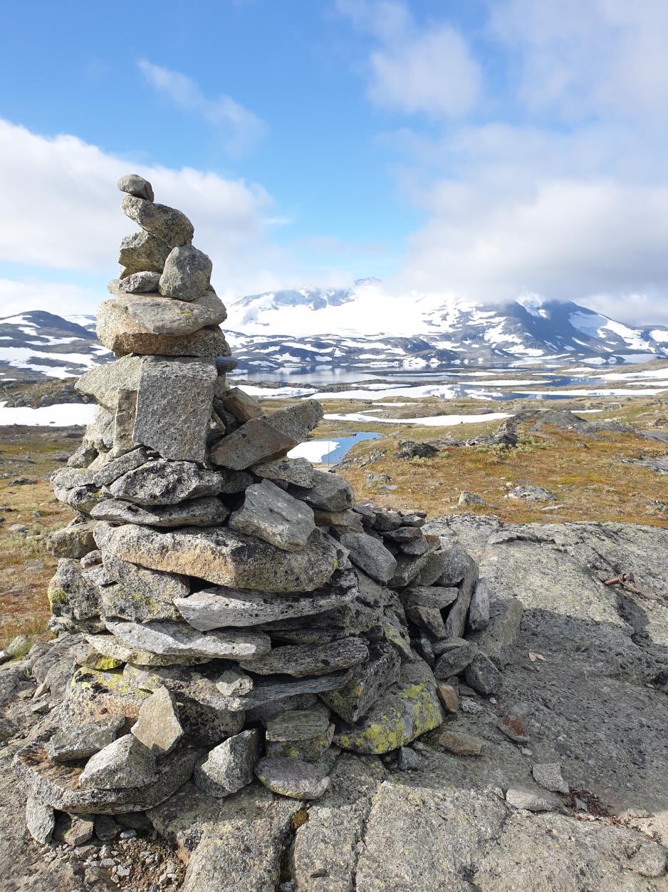 Steinvarde i solskinn p&aring; Sognefjellet