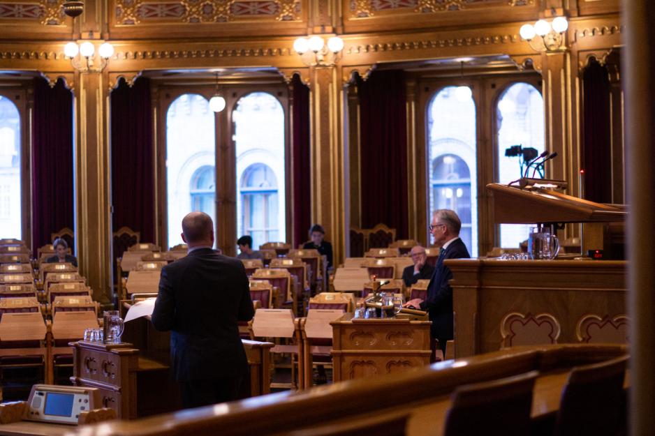 Trygve Slagsvold Vedum og Hans Andreas Limi diiskuterer vedtak om avgiftsfrie matdonasjoner p&aring; Stortinget