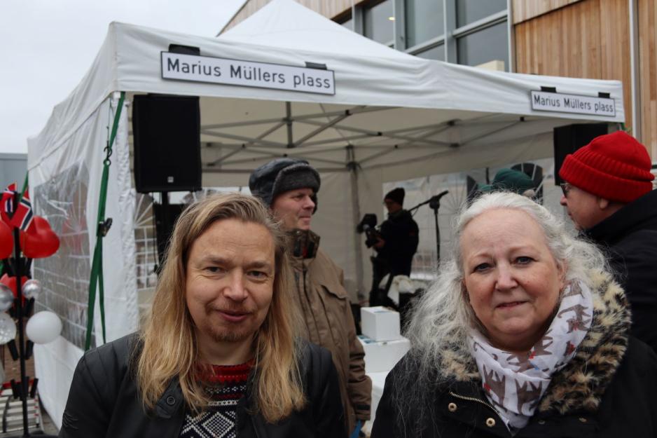 Vegard Lov&aring; og Trude Lines p&aring; avdukingen av Marius M&uuml;llers plass 