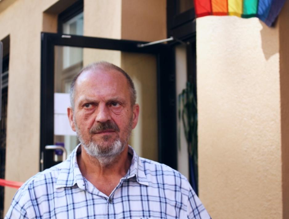 Tett portrett av Vidar som st&aring;r foran salongens inngang og ser ettertenksom ut