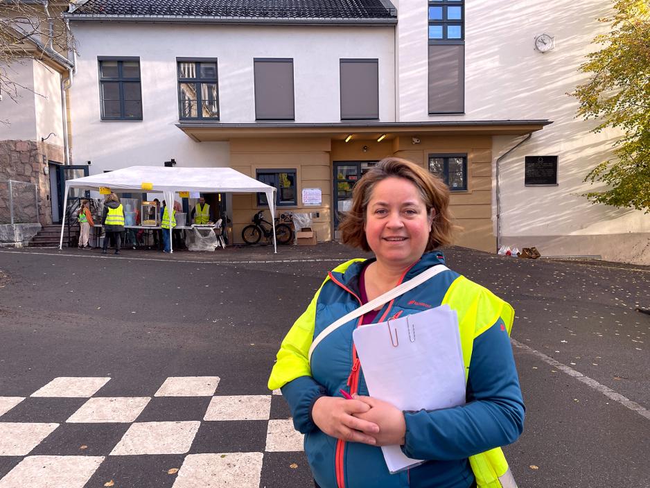 Yngvil Margrete Bortne (51) venter spent f&oslash;r &aring;pningen av loppemarkedet p&aring; L&oslash;ren skole. Foto