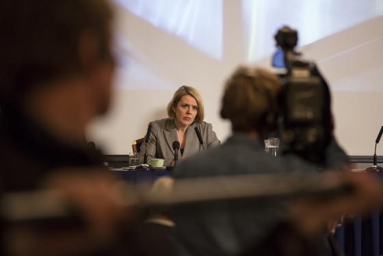 Politidirekt&oslash;r Benedicte Bj&oslash;rnland holder pressekonferanse.