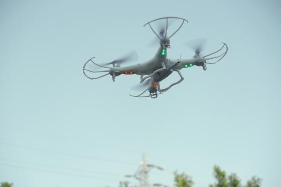 drone flyging bl&aring; himmel 