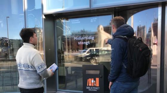 To menn m&oslash;ter stengte d&oslash;rer ved Deichman Bj&oslash;rvika, onsdag 9. februar.