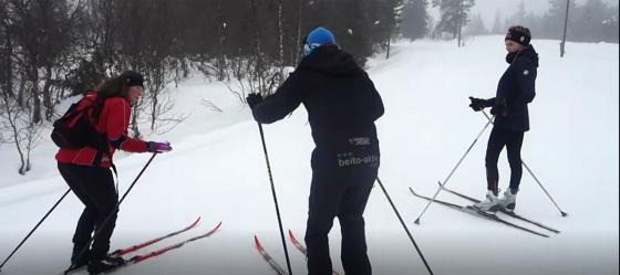 Skikursdeltagere f&aring;r teknikktips av skiinstrukt&oslash;ren p&aring; Beitost&oslash;len skistadion