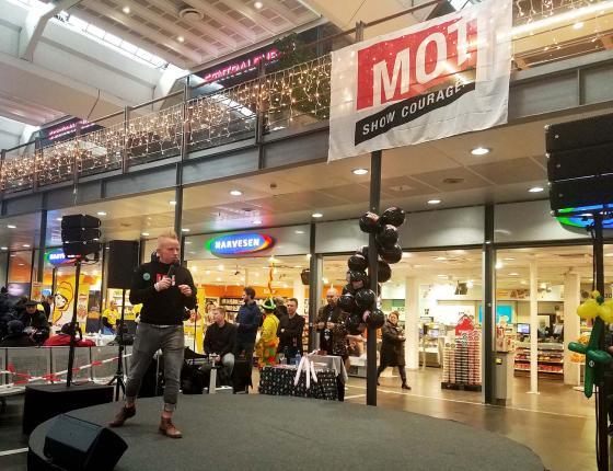 Konferansier for "Mot til &aring; glede-dagen" st&aring;r p&aring; scenen foran Narvesen p&aring; Oslo S.