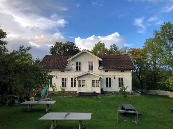 Morenstrud g&aring;rd, hvit bygning med hage