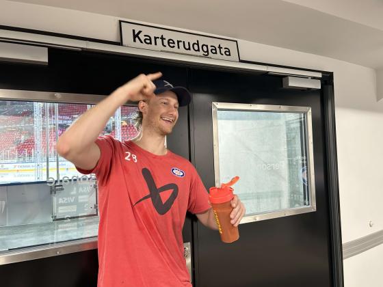 J&oslash;rgen Karterud poserer foran skiltet p&aring; Jordal Amfi.