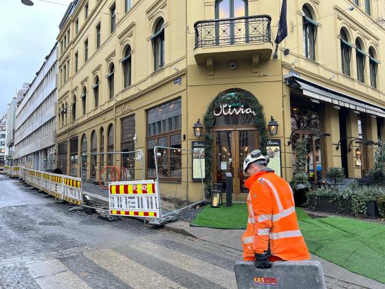 En mann i refleksjakke g&aring;r mot bygningsarbeidet som foreg&aring;r utenfor Olivia Eger