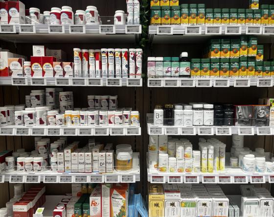 Det meste av kosttilskudd selges reseptfritt p&aring; apoteker