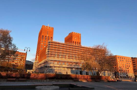 Oslo r&aring;dhus. Et stort murbygg med bl&aring; himmel i bakgrunn.