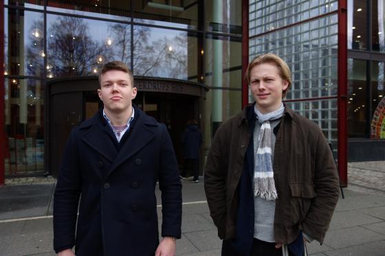 Skippertak er ikke et alternativ for filosofistudentene Ole Rongev&aelig;r(21) t.v og Emmanuel Staff (20) t.h.