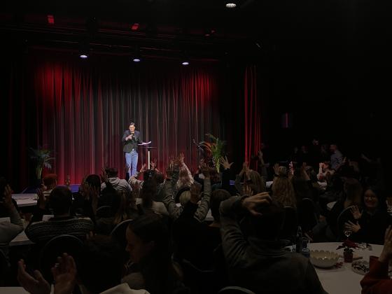 En mann st&aring;r p&aring; scenen og snakker tegnspr&aring;k, men publikum et fullsatt applauderer