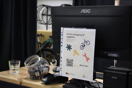 P&aring; Bike Fixx R&oslash;a skifter de til piggdekk gratis i anledning ombruksuka.