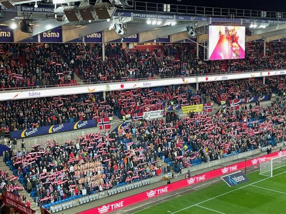 Bilde av tribune full av norske fotballfans p&aring; Ullev&aring;l stadion