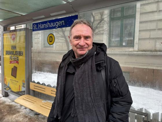 Mann i sort boblejakke p&aring; St. Hanshaugen busstopp