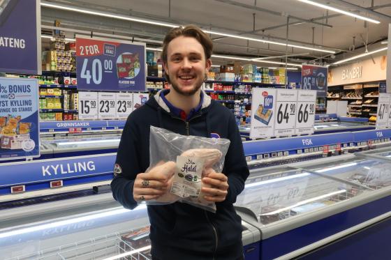 Journalen m&oslash;tte Martin Eidsmo (26). Han har jobbet p&aring; Rema 1000 siden han var 14 &aring;r og startet som ryddegutt. N&aring; jobber han som nestkommanderende p&aring; Rema 1000 Ryen.  