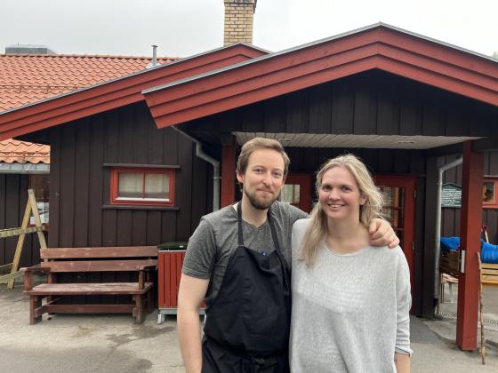 De nye driverne p&aring; Rustadsaga, Marte og Jonas, st&aring;r forran sportsstuen. 