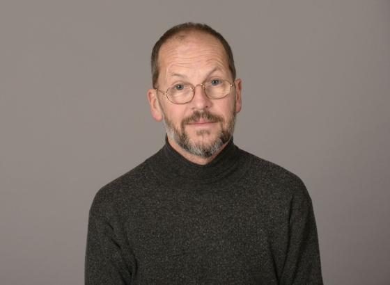 Mann i 60-&aring;rene med briller