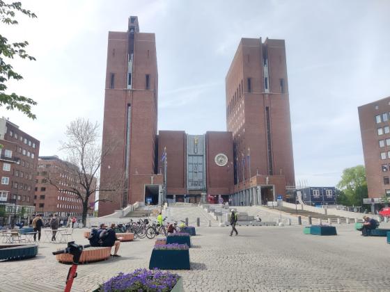 Murbyggning i bakgrunn og en g&aring;gate i forgrunn. 