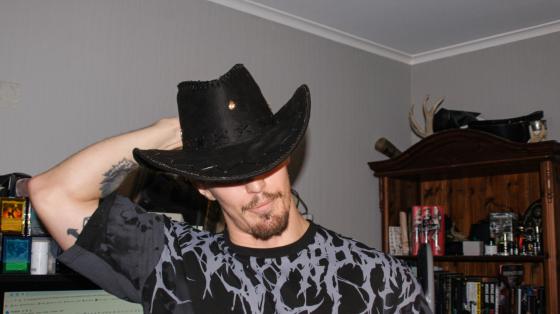 Atlas har p&aring; seg en cowboyhatt