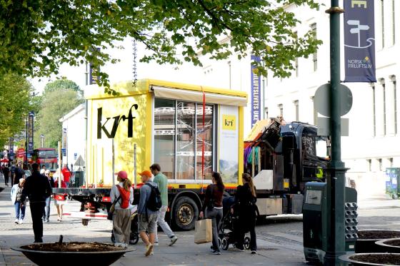KRF sin valgbod blir fraktet avg&aring;rde av en trailer. 