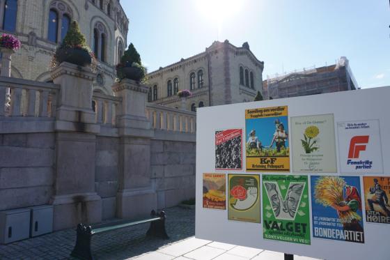 Plakat foran Stortinget best&aring;ende av gamle kampanjer til de ulike politiske partiene