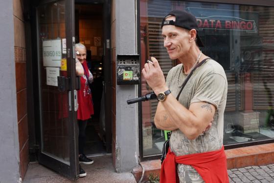 En dame og en mann st&aring;r foran bingohallen p&aring; Schous plass