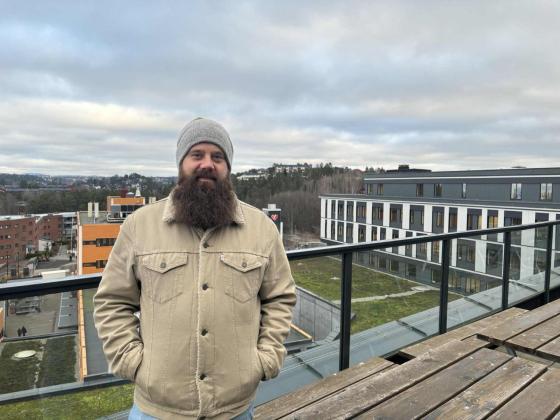 Audun Westad halvn&aelig;rt portrett med utsikt over Holmlia