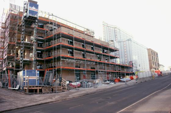 Byggeplass, en bygning med stilas som renoveres